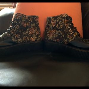 Size 8M vintage print platform shoes